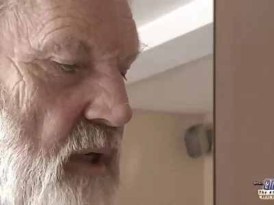 Спасител за стари баби порно черни дни.