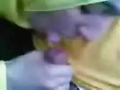 Лекомислието на красавицата играе в ръцете на всички. порно възрастни