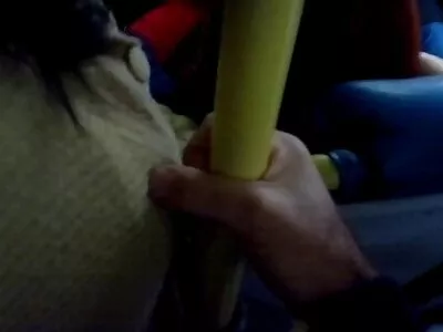 Крадецът се качи в къщата, за порно с стари баби да намери храна и почисти дупето на едрогърда милф.